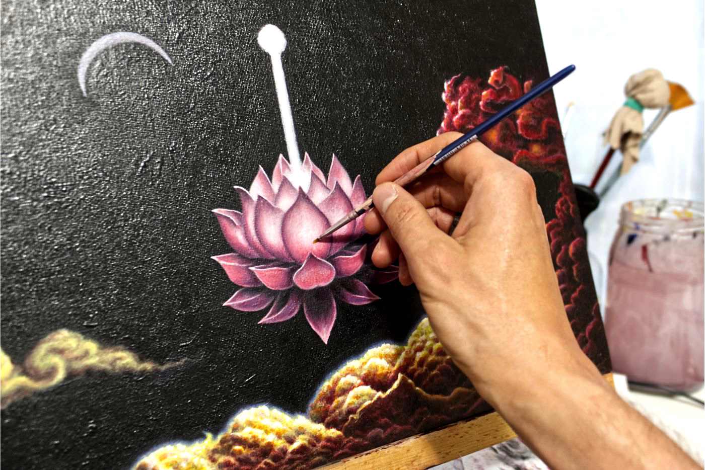 KZO maluje swój pierwszy obraz zatytułowany „Praktykujący”, który został zainspirowany praktyką Falun Dafa.